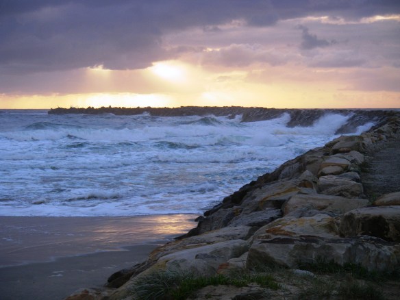 Still too much swell to fish the Iluka rock wall